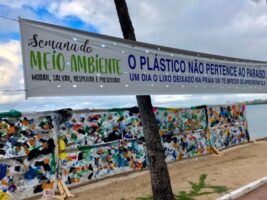 Muro de Plástico chama a atenção para a preservação das praias, na Ponta Verde